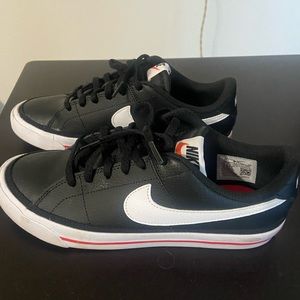 Nike court legacy low.